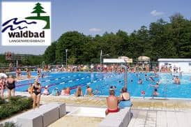Waldbad in Langenweißbach - Pool mit vielen Menschen