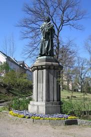 Luther Denkmal auf einer Wiese