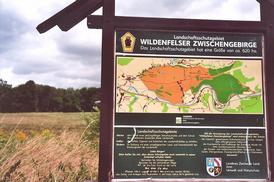 Wanderkarte an einer Holztafel im Feld