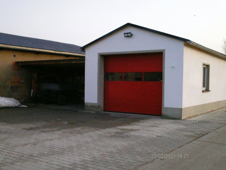 Nahansicht rotes Garagentor Feuerwehrhaus