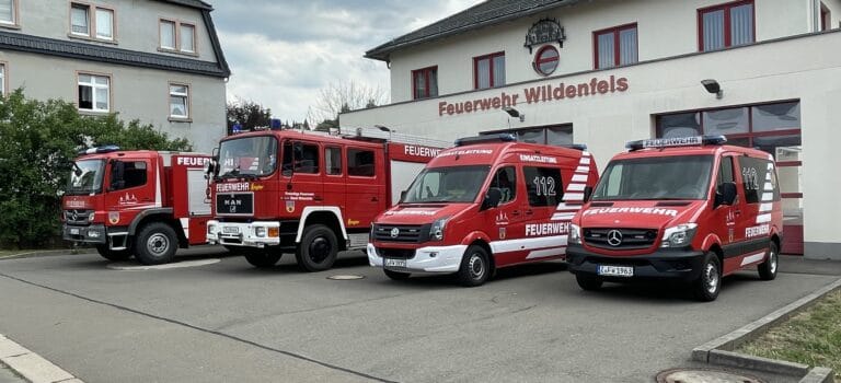 4 rote Feuerwehrfahrzeuge vor dem Feuerwehrhaus Wildenfels
