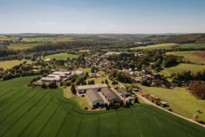 Vogelperspektive über dem Ort Wildenfels. Es sind Grünflächen und Häuser zu sehen