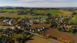 Vogelperspektive über dem Ort Wildenfels. Es sind Gebäude und Landflächen zu sehen