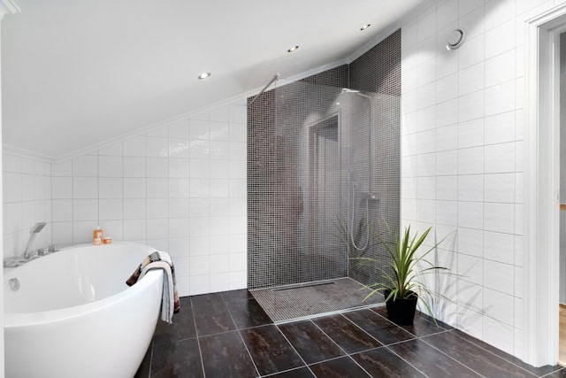 Auf dem Bild ist ein gefliestes Badezimmer zu sehen