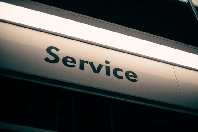 Auf dem Bild ist ein beleuchtetes Service-Schild abgebildet