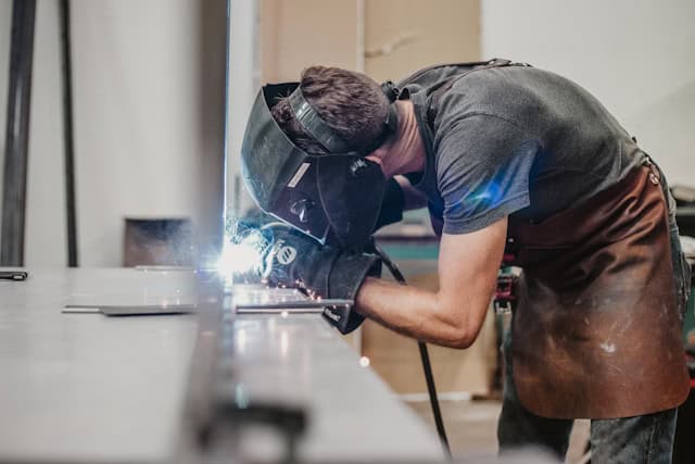Auf dem Bild ist ein Schweißer beim Arbeiten zu sehen