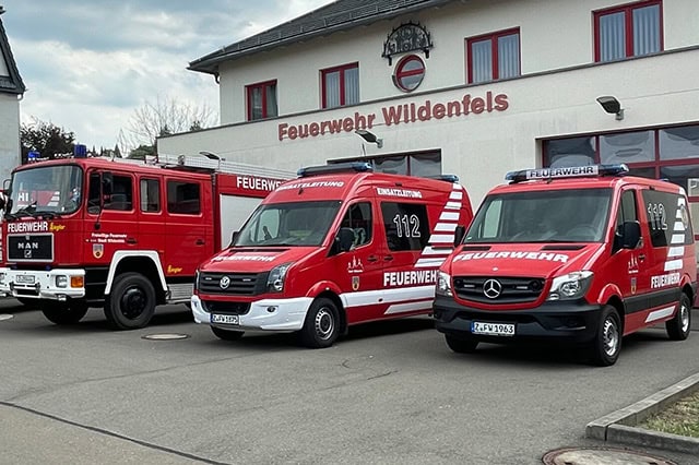 Auf dem Bild sind 3 Feuerwehrfahrzeuge vor der Feuerwache Wildenfels zu sehen