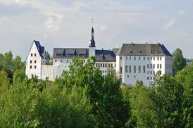 Ansicht Schloss Wildenfels mit Bäumen
