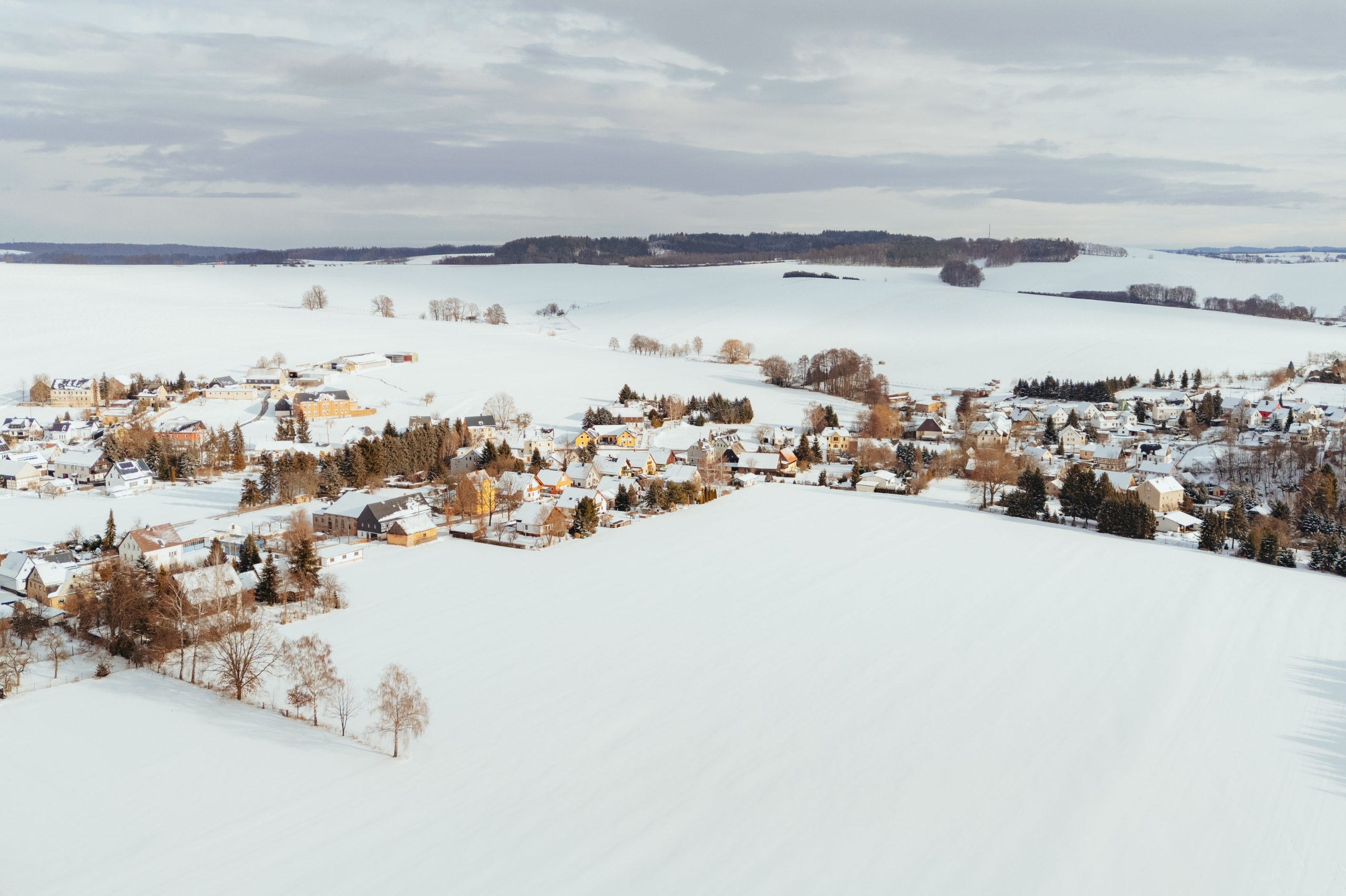 Wildenfelser Landschaft. Zu sehen ist der Ortsteil Härtensdorf im Schnee.