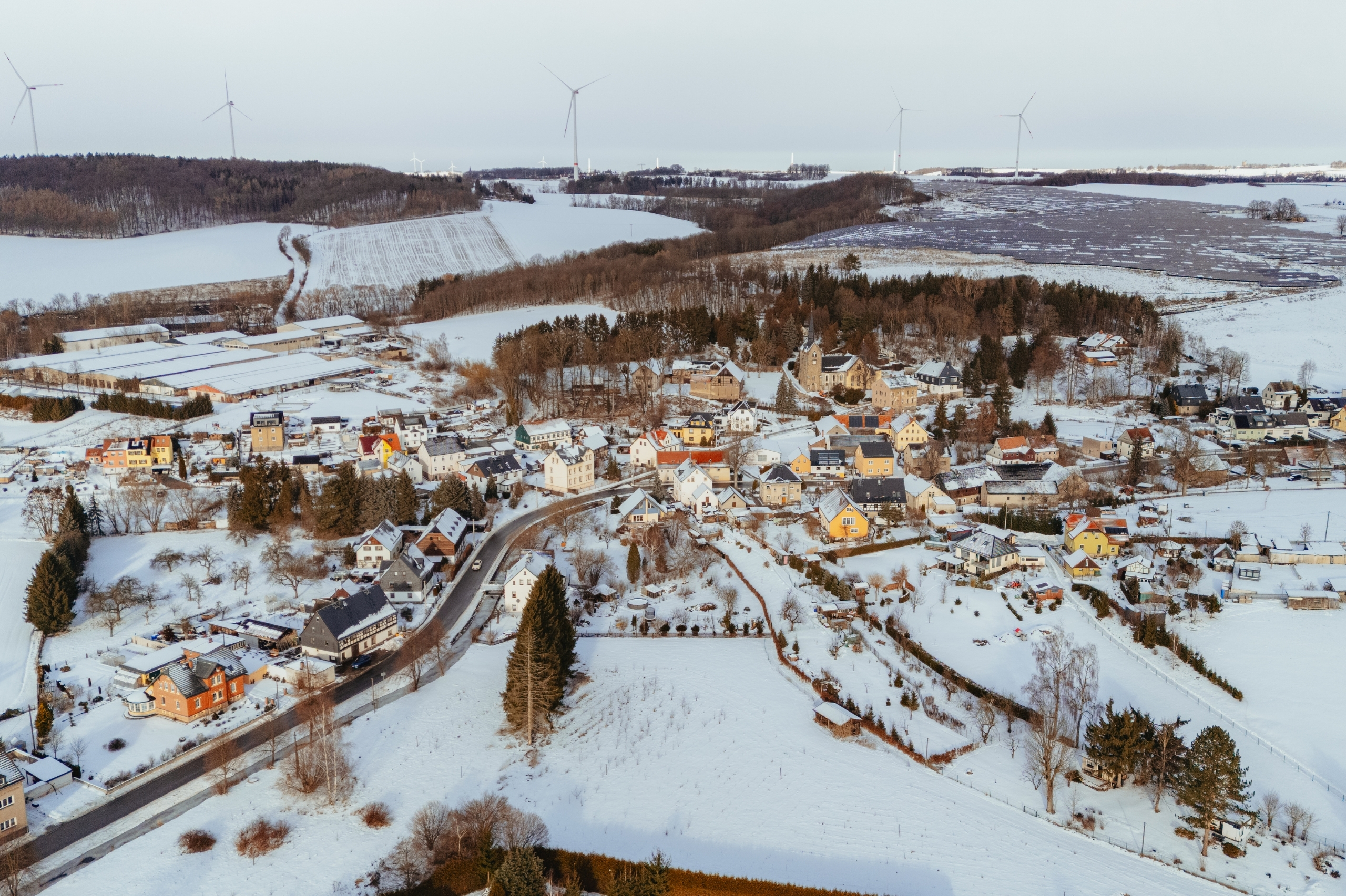 Wildenfelser Landschaft. Zu sehen ist der Ortsteil Schönau im Schnee.