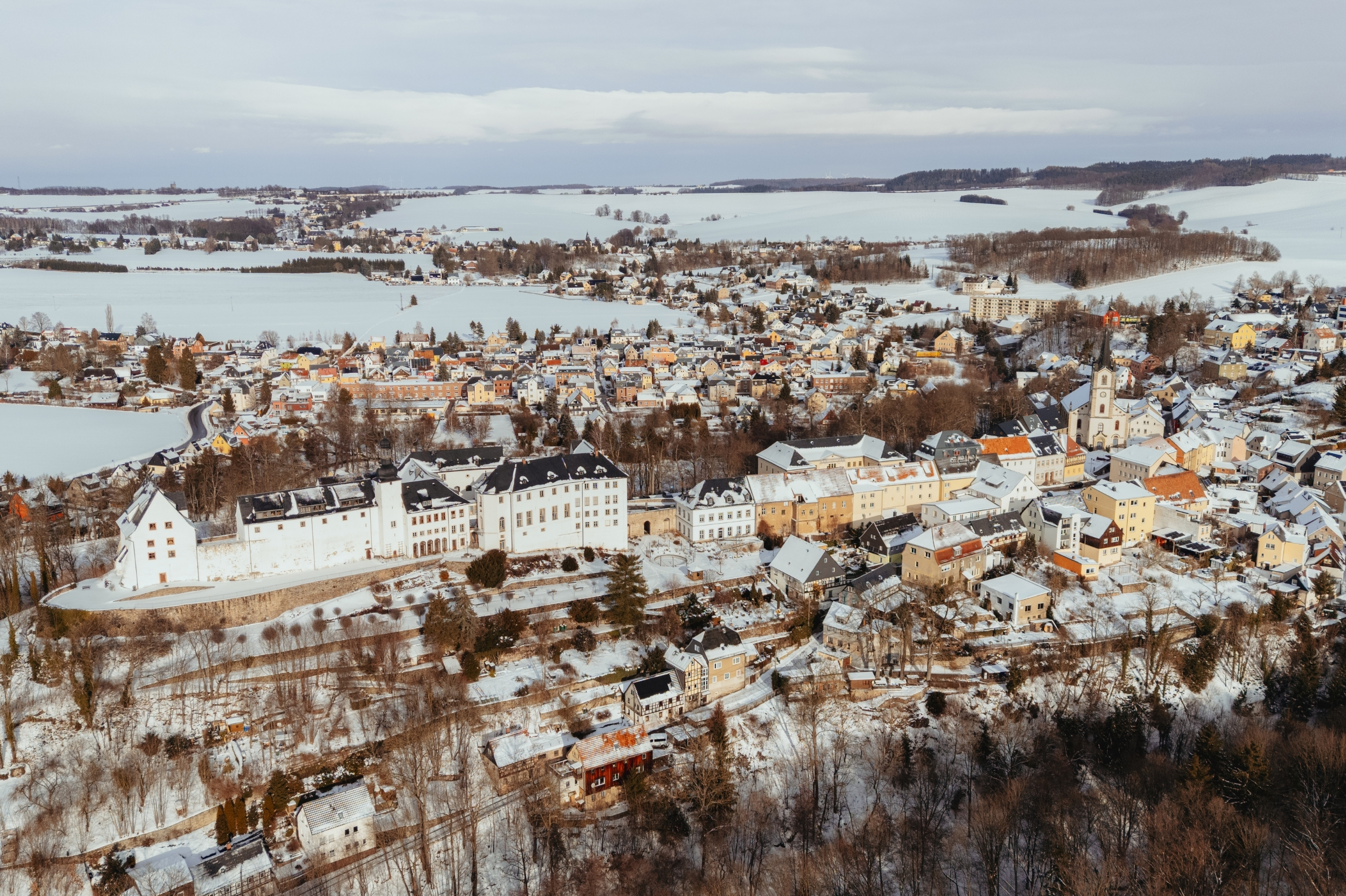 Wildenfelser Landschaft. Zu sehen ist Schloss Wildenfels im Schnee.